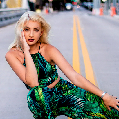 Укороченный топ и брюки